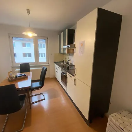 Sali - E8 - Wlan, Self Check-in, 8pax Apartment Essen